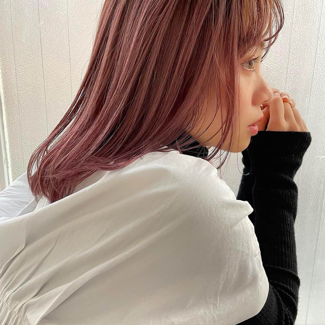 福地夏未のインスタグラム：「🍑 少し気分転換に久々にうっすらとピンクカラー♡ 目立ちすぎないほんのりピンクで 今回もさすがです👏まりちゃんカラー♡ _ #newcolor #haircolor #pinkcolor  #染め始め #すぐ落ちる見込み #落ちたらベージュ」