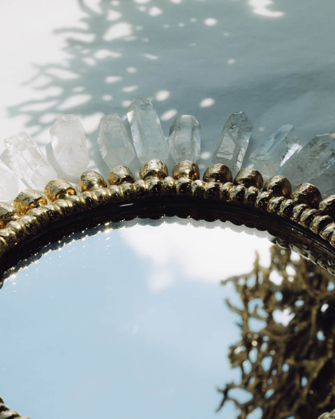 グーセンス パリのインスタグラム：「Making of our BRUTALIST mirror. . . 📷 by @alix.marnat」
