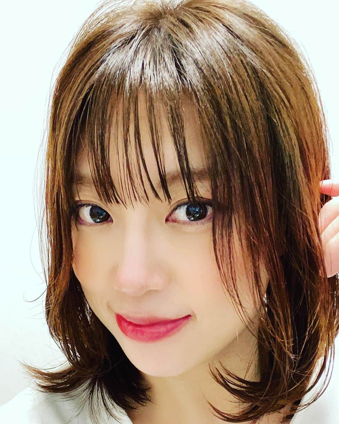 高瀬みゆきのインスタグラム：「美容師さんってすごいなぁ✨  ゆるふわとは無縁だと思ってた🤭  眉毛の色合わないなぁって呟いたら即染めてくれて、帰れるようにパパってメイクしてくれた🥺ポニーテールするって言ったら顔周りもさっと整えてくれた🥺  いつも感動しっぱなし🥺✨  こんな時だからこそ雰囲気変えて日常を楽しみたいよね💓 今日もありがとうございました😊  #07byafloat」