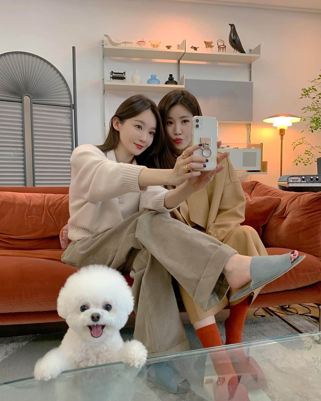 カン・ミンギョン のインスタグラム：「용산구 포토제닉 강휴지씨.. 미안한데 너무 귀여우니까 좀 비켜줄래?」