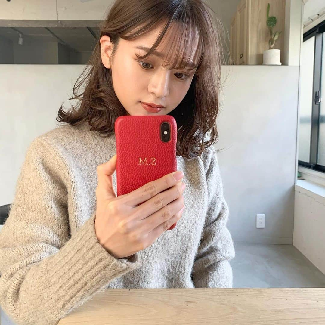 森山紗希さんのインスタグラム写真 - (森山紗希Instagram)「切りたい衝動抑えて、頑張って前髪伸ばしてシースルーになりつつある！ 伸ばしかけたちは耳にかけたり巻いたりして馴染ませてる😌  シースルーにしたら眉毛がとても気になって、サロンで整えてもらうようになった✨ 眉毛ってかなり印象変わるみたいだから、サロンの中でも眉毛はかなりおすすめ！ @une_fleur_haru さんにいつもお世話になってます💕  指の筋感気持ち悪いね😅  #前髪 #前髪カット #シースルーバング #シースルー #ミディアム #ミディアムヘア #くびれヘア #ウェーブヘア #ウェーブ巻き #ヘアカラー #ヘアスタイル #眉毛 #眉毛サロン #美眉 #眉メイク」1月22日 19時51分 - morisaki0404