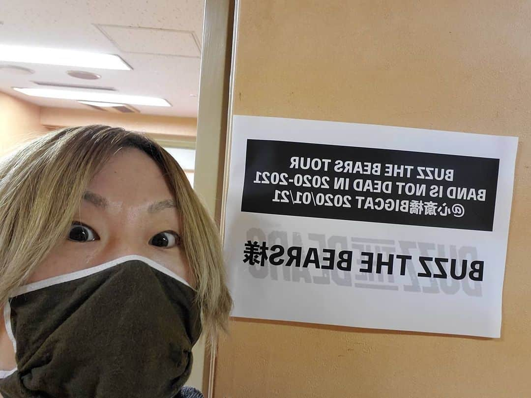 サトシさんのインスタグラム写真 - (サトシInstagram)「1日1日スタ645日目。  TOUR BAND IS NOT DEAD IN 2020-2021 FINAL!!@心斎橋BIGCAT  4年前にワンマンしてから状況も環境も想像してないくらい変わった中無事ツアー完走出来ました。  こんな状況でツアーまわらせてくれたTHE NINTH APOLLOと色んな思いでライブハウスに足を運んでくれたみんな本当にありがとう。  これからも精進します。  #サトスタ」1月22日 19時52分 - satoshi_honwaka