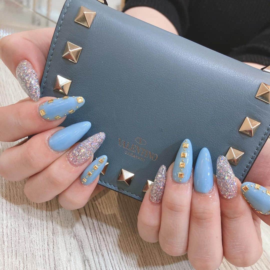 𝑼𝑴𝑰𝑲𝑨のインスタグラム：「・ 財布とおそろいヴァレンティノネイル💙 財布買う時に次は絶対このネイルて決めてた〜🥺♡ ・  #錦#錦3#錦3丁目 #キャバクラ#キャバ嬢#名古屋#栄#女子大#ホスト#歌舞伎町#新宿#ミナミ#北新地#祇園#中洲#すすきの#夜職#ナイツネット#サロンドゴールド#おうち時間#followｍe #follow #f4f#followforfollowback #いいね返しは絶対 #いいねした人で気になった人フォロー #いいね返し #ヴァレンティノネイル #スカルプネイル」