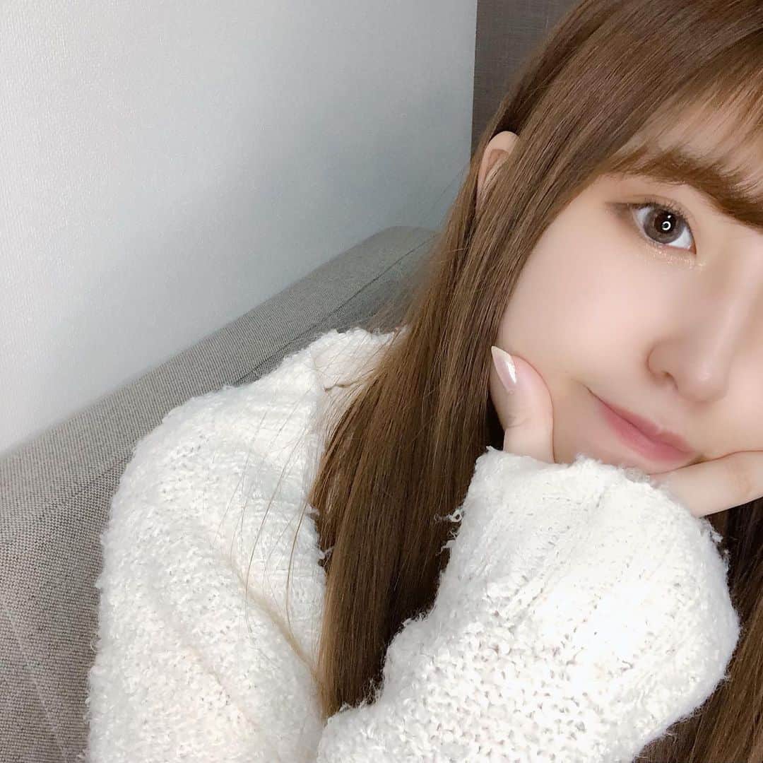 郷杏樹のインスタグラム：「気づいたら１ヶ月も放置してました🙇‍♂️毎日同じ日々の繰り返しすぎて投稿ネタも写真もない！！笑 みなさん元気ですか！ 私は元気です！！！ 伸ばしていた前髪切りました✂️ . . .」