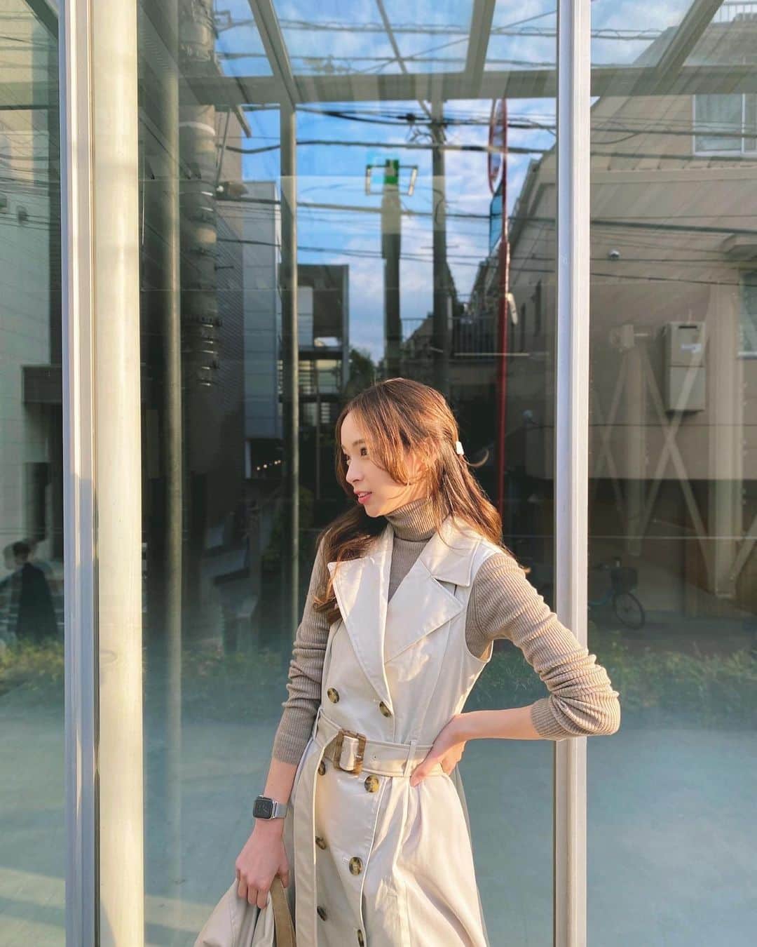 のインスタグラム：「ぽっかぽかお天気を狙って Springコートを着ました🌸 飽きていた冬のコーデから 気分が変わっていいね〜☺️💭 トレンチのようなワンピはなんと！ ライダースとセットになっていて えぇっ新しい！と 展示会で即オーダーしたMURUAのアイテムなんです💫 ブラックも相当可愛かったんだけど ライダース持っているのでアイボリーに🤍 着方がたくさんあって 全部あけてワイドパンツと合わせるコーデも 可愛かったなぁ🤍🤍 何年か前からトレンチとライダースを レイヤードして着るようにはなっていたけど セットになっているのは斬新☺️！！ しかもトレンチのサイドも切り替えられていて 落ち感の出るような素材で ドレープがきれいに見えるのも好き！ (とても熱弁している😂) また明日から寒いから着れませんが、 あったかい日を狙って着たいな🌸笑 ㅤㅤㅤ @murua_official #murua #uniqlo」