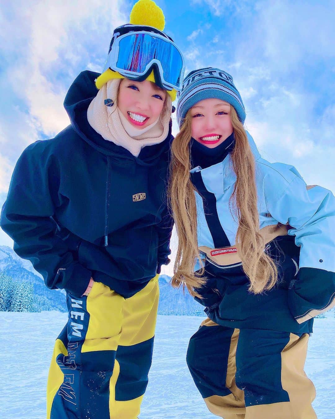 つっきさんのインスタグラム写真 - (つっきInstagram)「🌈 💛 🌈 🧡 🌈 ． んにゃん🥺❤️❤️ キラキラ笑顔なうちら最高❤️✨ たのしそうすぎる😍大好き❤️ ほんとに楽しかったんだけどね😌💋 やぱ女の子も男の子も笑顔が1番だな😆👍❤️ 3枚目がお気に入り😁❤️❤️ ． ． #SNOWP #snowboarding #snowboard #snowboarder #snowboardgirl #snowboardlife  #anthem #winter #powdersnow  #wintergirl #trip #japan#outdoor #vic_season #スノボ #スノボー #スノーボード #スノボ女子 #スノボー女子 #スノーボード女子 #神立高原スキー場 #神立 #アンセム #スノップ #アウトドア女子 #冬休み #雪山 #イケイケのイケ #すきすきのすき❤️ #2021インスタがんばる」1月22日 20時05分 - tukki007