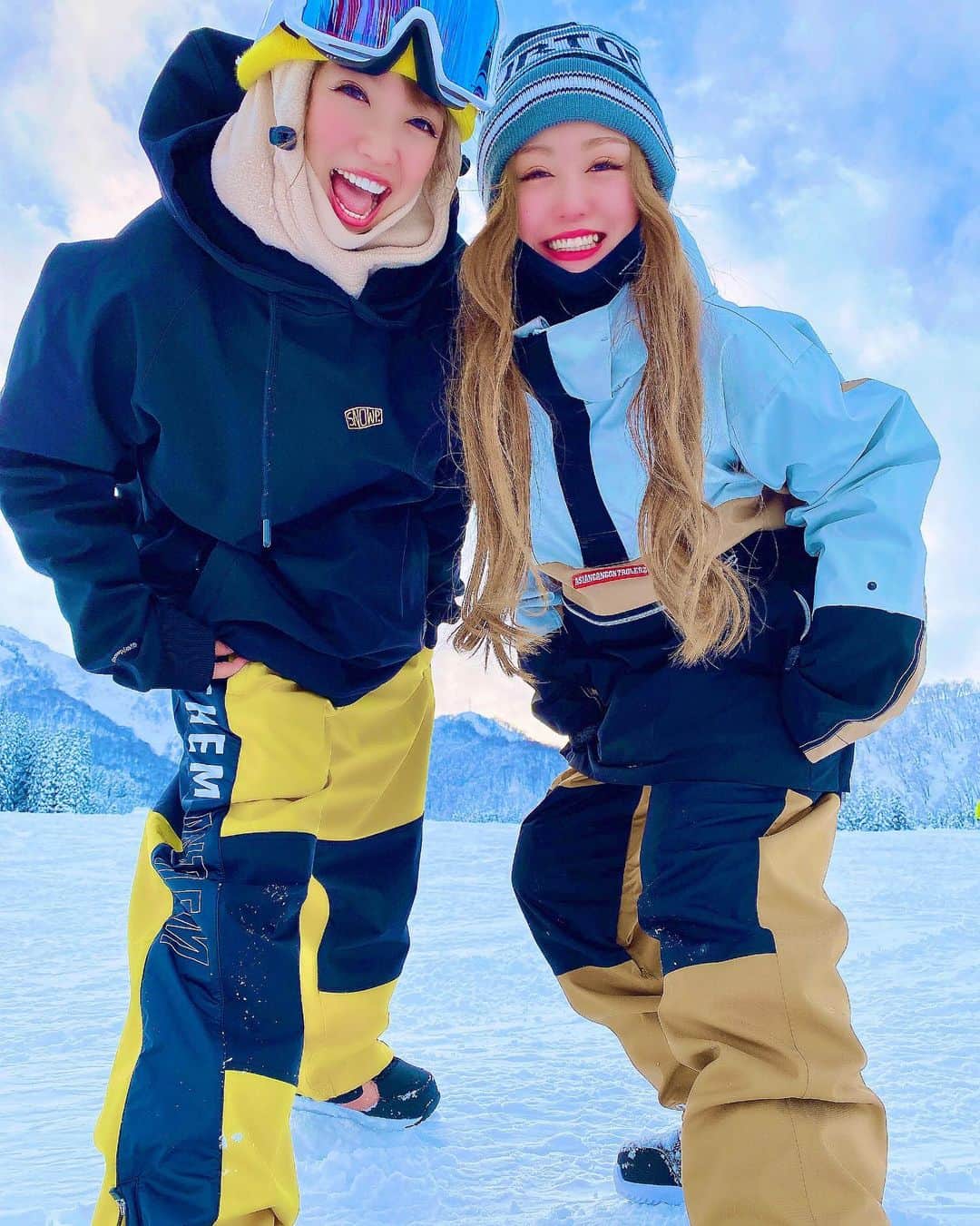 つっきさんのインスタグラム写真 - (つっきInstagram)「🌈 💛 🌈 🧡 🌈 ． んにゃん🥺❤️❤️ キラキラ笑顔なうちら最高❤️✨ たのしそうすぎる😍大好き❤️ ほんとに楽しかったんだけどね😌💋 やぱ女の子も男の子も笑顔が1番だな😆👍❤️ 3枚目がお気に入り😁❤️❤️ ． ． #SNOWP #snowboarding #snowboard #snowboarder #snowboardgirl #snowboardlife  #anthem #winter #powdersnow  #wintergirl #trip #japan#outdoor #vic_season #スノボ #スノボー #スノーボード #スノボ女子 #スノボー女子 #スノーボード女子 #神立高原スキー場 #神立 #アンセム #スノップ #アウトドア女子 #冬休み #雪山 #イケイケのイケ #すきすきのすき❤️ #2021インスタがんばる」1月22日 20時05分 - tukki007