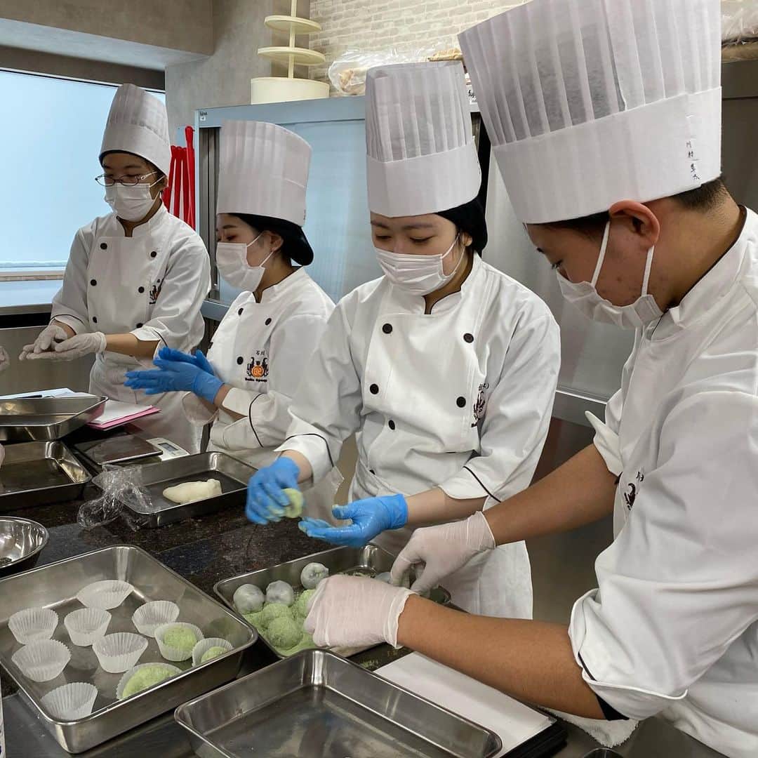 札幌ベルエポック製菓調理専門学校【公式】のインスタグラム：「製菓・調理師科1年生  和菓子の授業👨‍🍳 日本のこころ🇯🇵 おはぎ3種 うぐいすもち  冬休み明け元気に実習中‼️  #和菓子 #うぐいすもち #おはぎ #おでかけ授業 #特別授業 #業界直結 #プロから学ぶ #本物 #学び #製菓  #調理  #カフェ  #製菓調理専門学校ベルエポック #衛生管理  #食材教育 #札幌ベルエポック製菓調理専門学校 #いろいろな体験と #たくさんの出逢い #可能性が広がる #ベルエポック」