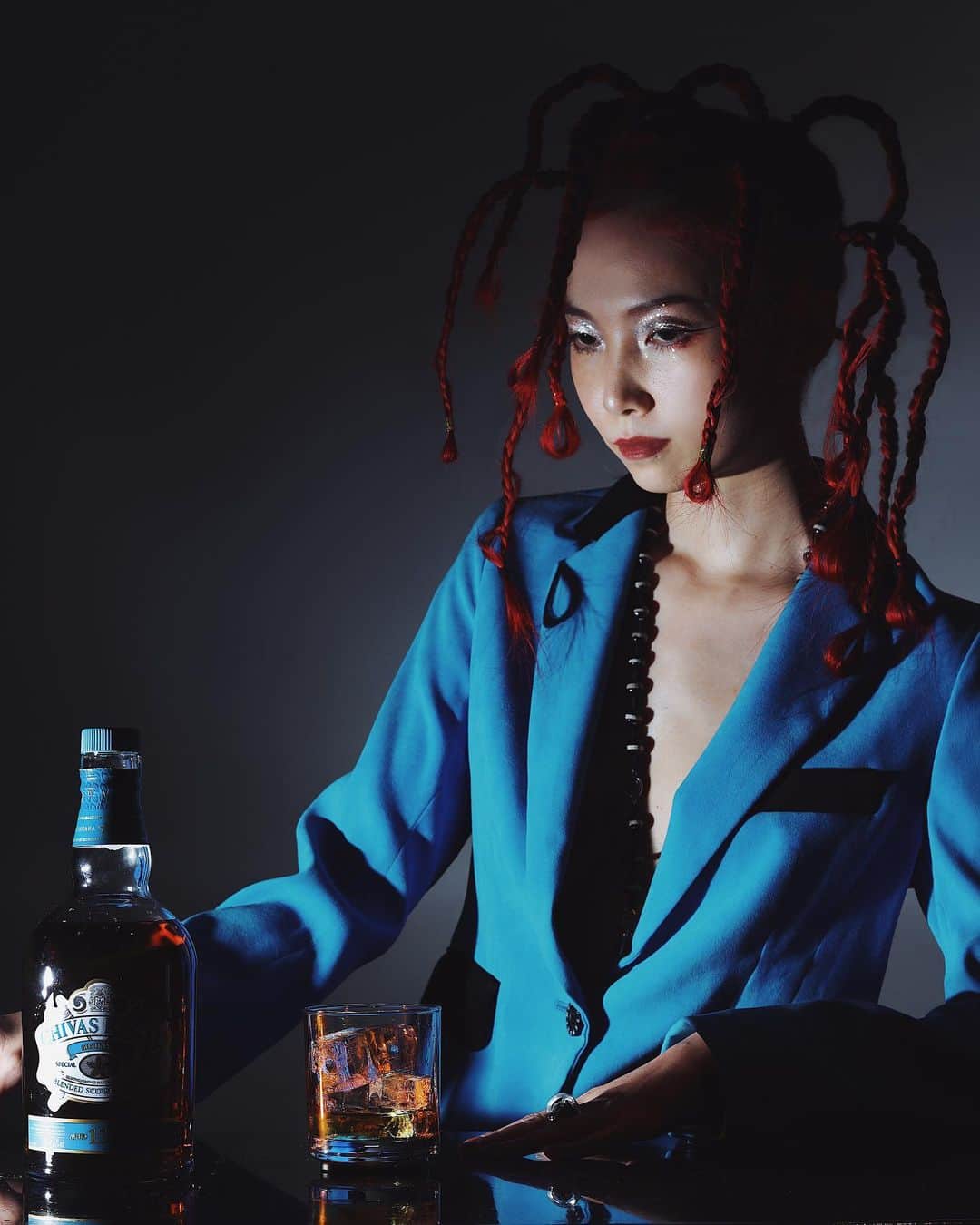 si ouxのインスタグラム：「#ad﻿ このお酒を前に、最近よりつよく思うこと。﻿ たいせつなのは、たくさんのことを学んだり話し﻿ そしてそれらをブレンドして自分なりの熟成をさせること。﻿ ﻿ 私というウイスキーはどんな仕上がりかな？﻿ みんなの仕上がりもテイスティングしてみたいよ。﻿ ﻿ #Chivaselevate #Elevateyourself #Chivas @Chivasregal﻿ ﻿ ﻿ jkt: @muze_tokyo﻿ special thanks: @muze_gallery」