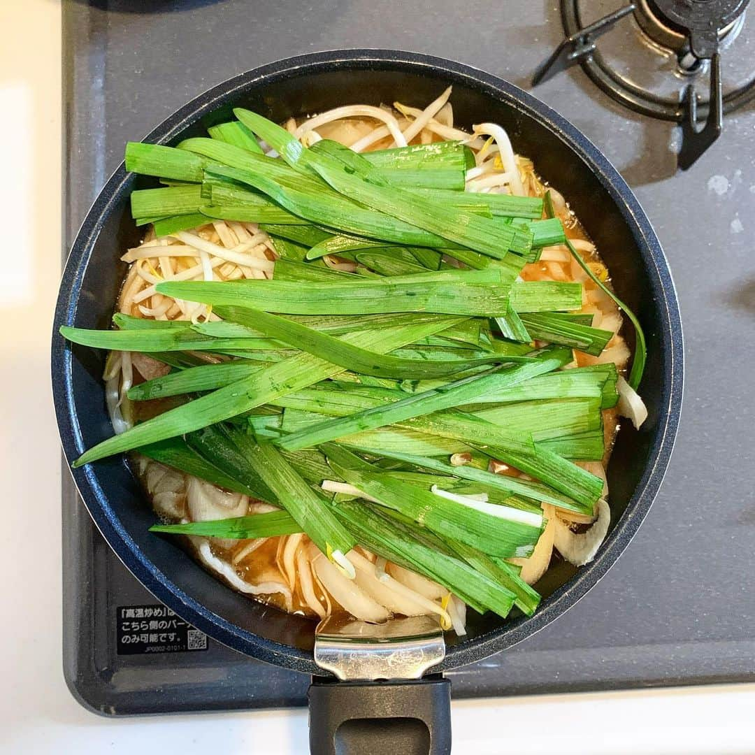 シュネルさんのインスタグラム写真 - (シュネルInstagram)「『野菜たっぷりキムチうどん』  ■材料 うどん1玉 豚バラ60g 玉ねぎ1/4 ニラ1/4 長ネギ1/3 もやし一掴み キムチ適量  ①スープ 水500ml コチュジャン大さじ1.5 みそ大さじ1 鶏ガラ小さじ1.5 すりにんにく少々  1.野菜を食べやすい大きさに切る  2.鍋に①をいれて軽く沸騰させたら豚肉玉ねぎを入れて2分ほど煮る  3.うどん、残りの野菜とキムチをいれて野菜やうどんに火が入るくらい煮込んだら完成 （煮込み時間約５分くらい）  #料理 #food #おうちごはん #うどん #シュネルキッチン」1月22日 19時58分 - schnell_solidemo