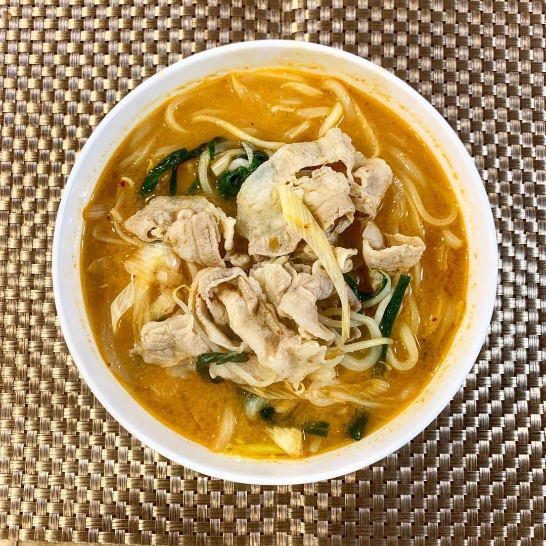 シュネルのインスタグラム：「『野菜たっぷりキムチうどん』  ■材料 うどん1玉 豚バラ60g 玉ねぎ1/4 ニラ1/4 長ネギ1/3 もやし一掴み キムチ適量  ①スープ 水500ml コチュジャン大さじ1.5 みそ大さじ1 鶏ガラ小さじ1.5 すりにんにく少々  1.野菜を食べやすい大きさに切る  2.鍋に①をいれて軽く沸騰させたら豚肉玉ねぎを入れて2分ほど煮る  3.うどん、残りの野菜とキムチをいれて野菜やうどんに火が入るくらい煮込んだら完成 （煮込み時間約５分くらい）  #料理 #food #おうちごはん #うどん #シュネルキッチン」
