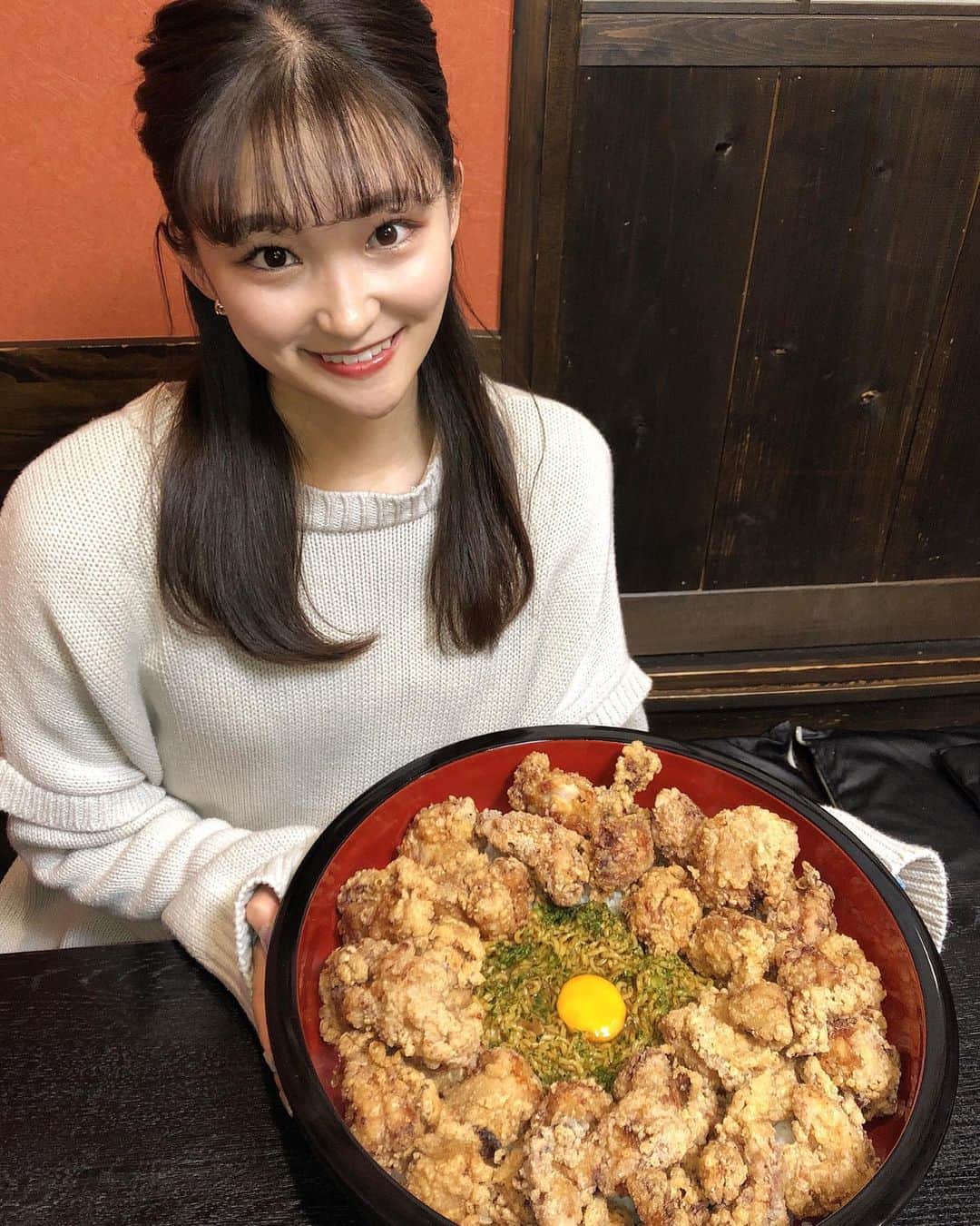 加藤早和子のインスタグラム：「❤︎ ででーーん！！  8月からレポーターを務めている YouTubeチャンネル "小岩デラックス" の取材で メガ盛り丼にチャレンジしてきました🥸  唐揚げ1.5kg、焼きそば500g、ごはん1kgの総重量3kg😳  制限時間40分で食べ切る事は出来たのでしょうか…  🔍小岩デラックス で検索してぜひ観てみて下さい😸  . . #小岩 #小岩デラックス #メガ盛り丼 #大食いチャレンジ #唐揚げ丼 #レポーター #青山学院大学 #大学生」