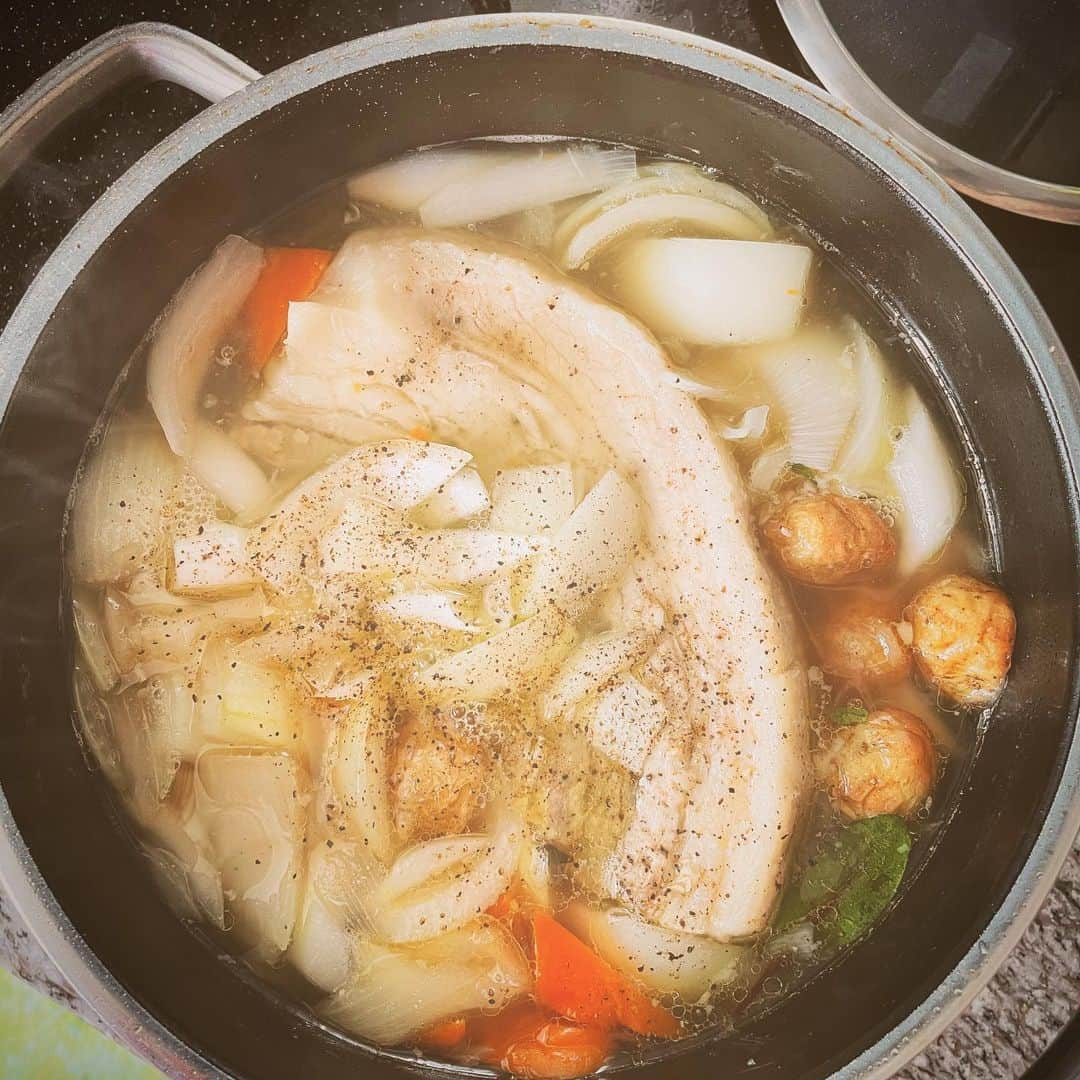 中村アンさんのインスタグラム写真 - (中村アンInstagram)「豚バラブロックまるごと煮込んで待ちます🐷 野菜を採らなければと思うとこんな感じになってます。ハードな撮影が続くと、あったかいもの食べたいなぁと妄想して、休みになると作ってます。 @wmf_japan この鍋に出会ってから料理がさらに楽しい🫕」1月22日 19時59分 - cocoannne