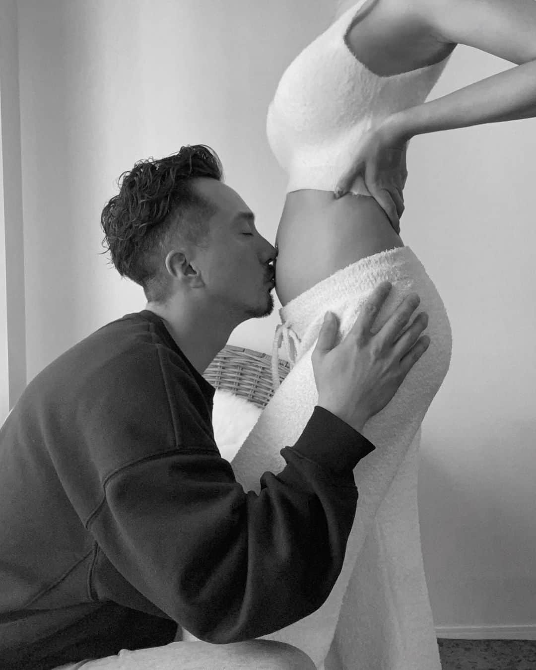 HARUEのインスタグラム：「ご報告です👶🌼  既にお気付きの方もいるかもしれませんが🤍  お腹の中に新しい命を授かりました🕊✨  現在妊娠５ヶ月目です🤍  安定期に入ってやっと報告できて嬉しい🤍🤍  悪阻などはほとんどなく 今まで通り元気に過ごしております😊🌼  まだ胎動も分からないし たまに自分が妊婦ということを忘れそうになるけど😂  少しずつお腹がポッコリしてきて 遂にデニムのチャックが閉めれなくなり、笑  お腹の中にいるんやな〜✨と ジワジワ実感が湧いてきた所です☺️🌼  何もかもが初めての経験で 分からないことだらけやけど  これからが楽しみで仕方ない☺️🤍🤍  元気に育ってくれますように👶🏼🌼  #16weekspregnant #妊娠報告」