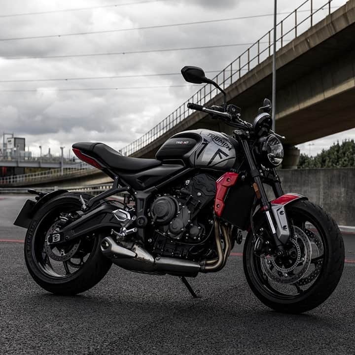 のインスタグラム：「【新型 TRIDENT 660】 見とれてしまいそうなルックス、ライダーに自信を与えてくれるハンドリング、秀逸なテクノロジー、3気筒のスリリングなパフォーマンス。走りを楽しむためのパスポート、それがTRIDENT 660。   ▼詳細はこちら https://bit.ly/393TaV2  #理想のライドがそこにある  #Trident660 #トライデント660 #トライアンフ #トライアンフはかっこいい #バイク #バイク好きな人と繋がりたい #バイクのある風景 #バイクが好きだ#バイク好き #バイク乗りと繋がりたい #理想のライドがそこにある#triumph #triumphofficial #fortheride」