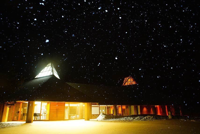 【公式】八ヶ岳高原ロッジ・八ヶ岳高原音楽堂さんのインスタグラム写真 - (【公式】八ヶ岳高原ロッジ・八ヶ岳高原音楽堂Instagram)「.﻿ .﻿ 自然郷の夜の風景を撮影しました。﻿ 雪と光が合わさるととても美しいですね。﻿ ﻿ 降り積もる雪を眺めながら暖かい飲み物を飲んだり、満点の星空を眺めたり…﻿ 夜の八ヶ岳高原ロッジの楽しみ方はたくさんあるので、ご自身の好きな楽しみ方を見つけてみてください♪﻿ ﻿ ﻿ ﻿ ﻿ #八ヶ岳高原ロッジ #八ヶ岳高原 #長野ホテル #リゾートホテル #長野県 #雪 #光 #星 #幻想的 #幻想的な世界 #幻想的な風景 #風景 #風景写真 #風景写真を撮るのが好きな人と繋がりたい #風景写真好きな人と繋がりたい #風景写真が好き #風景撮影 #日本の風景 #風景スナップ #風景写真部 #風景好きな人と繋がりたい #風景が好き #風景撮影 #ファインダー越しの風景 #風景写真を撮るのが好き #風景が好きな人と繋がりたい #雪景色 #夜景 #夜景撮影 #夜空」1月22日 20時00分 - yatsugatake_kogen_lodge