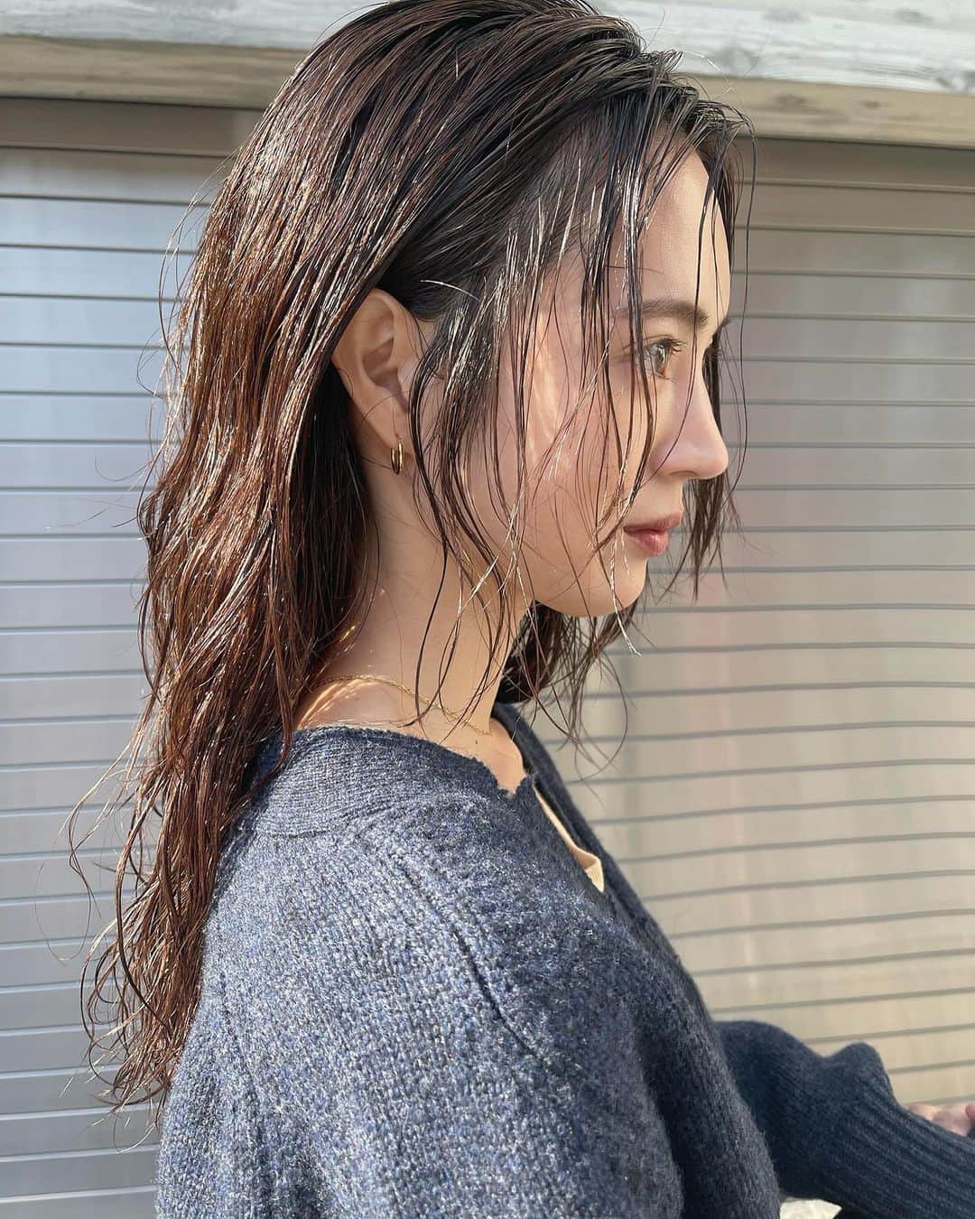 馬場一馬のインスタグラム：「顔まわりのデザイン✖️パーマ✖️ウェットスタイリング バングからもみあげまでをバランスを見ながらうすくカットしました。顔まわりのフィット感やアレンジのおくれ毛にも◉ #cut #perm#wetstyling」