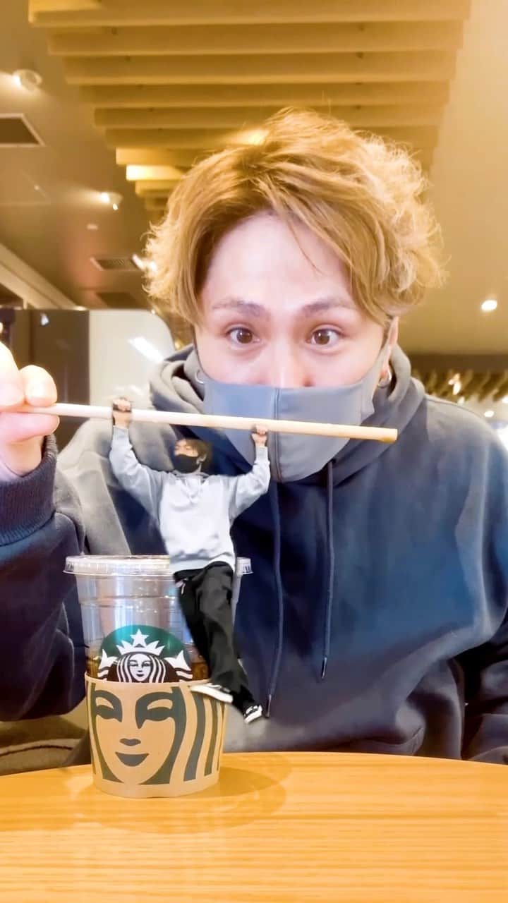 Beat Buddy Boiのインスタグラム：「Little Coffee man☕︎ 🕺 @ryoverflow @shinsuke.bbb  🎵 @realjlive  @starbucks_j @starbucks  #BeatBuddyBoi #condense #starbucks #dance #RYO #SHINSUKE」