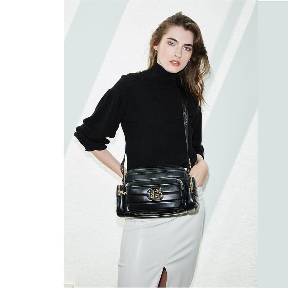 バルディニーニのインスタグラム：「A timeless classic for any occasion - the black shoulder bag with pockets is a perfect addition to any style.」
