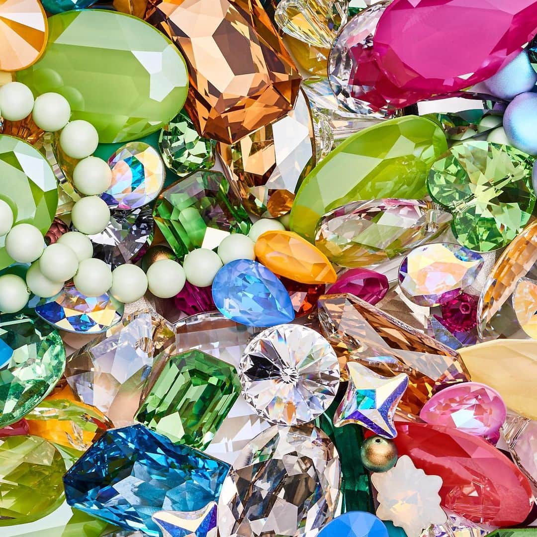 のインスタグラム：「Whether they're used on a skirt, shoes or sunglasses, #Swarovski crystals have a consistent color, no matter what cut or size you choose.」
