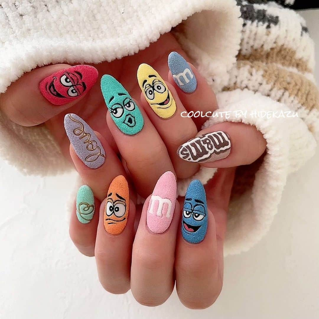 _hidekazu_さんのインスタグラム写真 - (_hidekazu_Instagram)「M&M'sボア☆ ・ ボアなエムアンドエムズネイル💅🏼 一応バレンタインネイルとしても😁 めちゃくちゃ可愛い😚 ・ 只今オンラインサロン2期生追加受付中！ 入会ページの「募集再開メールに登録する」に登録してください！ ご希望が多ければメンバー追加増員致します😊 ・ https://lounge.dmm.com/detail/3247/  プロフィールのURLからもご入会サイトに飛べます！ ・ ・ ・ ◇ボアパウダー販売店 @raygel.nail_official  @jein_apre  ・ ◇ネイル動画 @miroom_nail  ・ ・ ・ ・ ネイル、レッスンのご予約お問い合わせはこちらから⬇️ プライベートサロンCoolCute 中目黒駅徒歩２分  ご予約はLINEより LINE 🆔→「@ghu9662h」  もしくはプロフィールの「メール」よりお問い合わせください。 ・ ・ ・ #オシャレ#ファッション#キャラクターネイル#チョコネイル#可愛い#大人可愛い#かっこかわいい#coolcute#ネイルサロン#かわいい#hidekazu#ネイル#ネイルアート#ネイルデザイン#ジェルネイル#ジェルアート#ボアネイル#バレンタイン#エムアンドエムズネイル#エムアンドエムズ#バレンタインネイル#nail#nails#nailart#nailartist#gelnail#naildesign#Valentinenail#Valentinenails#chocolate」1月22日 20時01分 - _hidekazu_