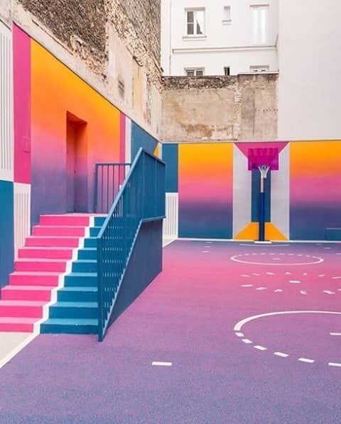 カンパニードプロバンスのインスタグラム：「COLORFUL DAY - Cette année on se (re)met au sport, de préférence dans un spot sympa ! Sauriez-vous nous dire où se trouve ce terrain plein de good vibes ? 🌈 Le premier qui trouve remporte son produit préféré !」