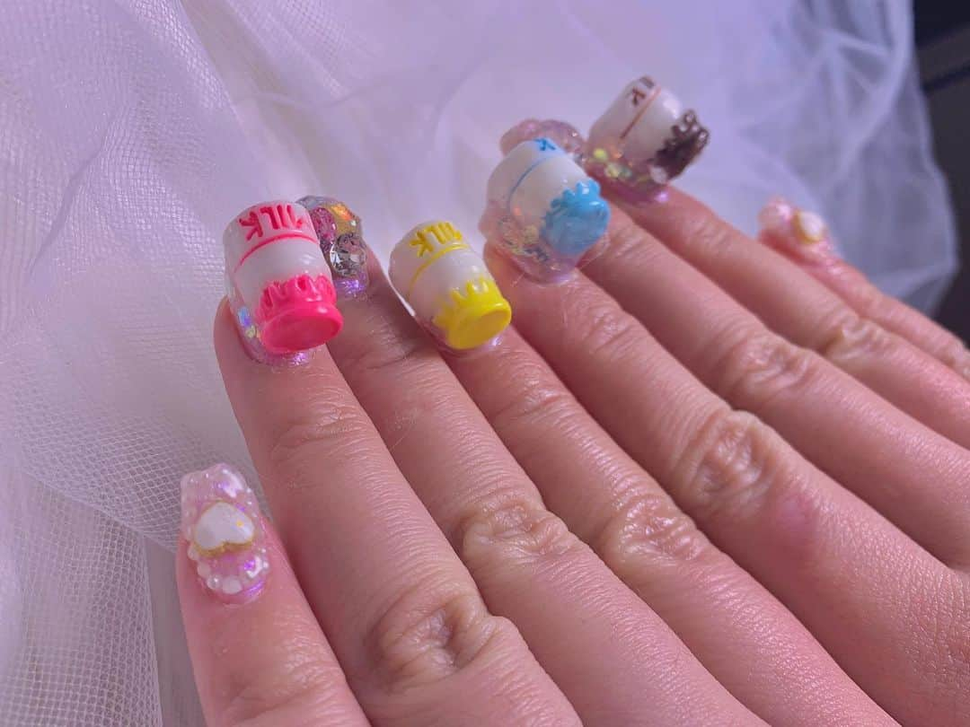 すうれろさんのインスタグラム写真 - (すうれろInstagram)「NEW💅セルフジェルネイル  モーモーばぶミルクネイル🥛🐮🍼💗  4時間くらいかかりました…。引き続き修行します🔥生活のしづらさMAXなネイルです(笑)  #ネイル記録 #牛柄ネイル #ゴテゴテネイル #セルフジェルネイル #セルフネイル #nails #nailart  #별빛네일 #아이스젤 #자석젤 글리터네일 #홍대네일 #연남동네일 #호네일 #글리터젤 #글리터젤네일」1月22日 20時01分 - suurero