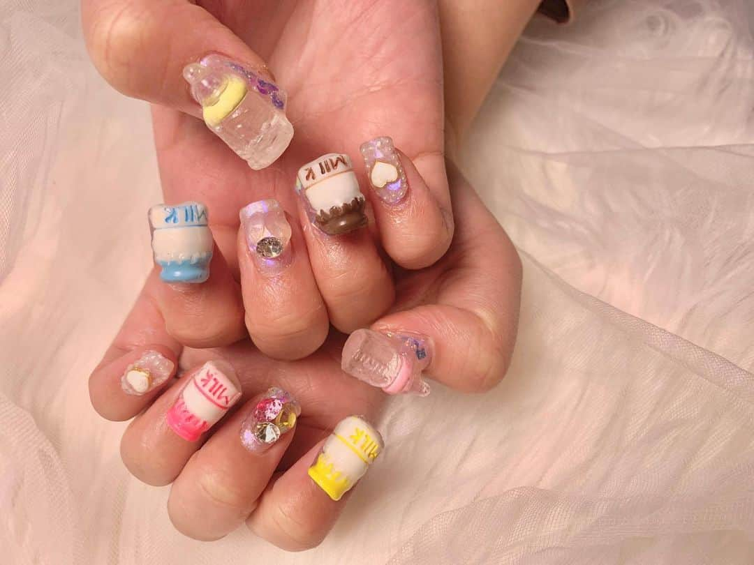 すうれろのインスタグラム：「NEW💅セルフジェルネイル  モーモーばぶミルクネイル🥛🐮🍼💗  4時間くらいかかりました…。引き続き修行します🔥生活のしづらさMAXなネイルです(笑)  #ネイル記録 #牛柄ネイル #ゴテゴテネイル #セルフジェルネイル #セルフネイル #nails #nailart  #별빛네일 #아이스젤 #자석젤 글리터네일 #홍대네일 #연남동네일 #호네일 #글리터젤 #글리터젤네일」