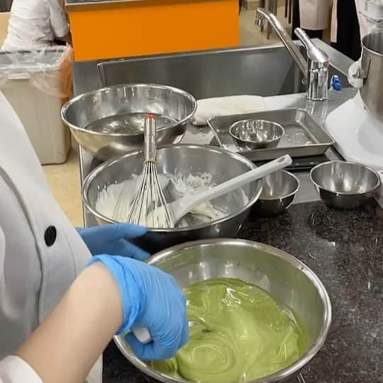 札幌ベルエポック製菓調理専門学校【公式】のインスタグラム：「製菓・製パン・ショコラ科2年生  内澤先生の授業 2021年初の授業 ✨メニュー✨  🍰ムーステヴェール🍰 🥧ヘーゼルマカロン🥧  抹茶好きにはたまらない 抹茶のムース‼️ ナッツ🥜たっぷりのタルト‼️  #おでかけ授業 #特別授業 #業界直結 #プロから学ぶ #本物 #学び #製菓  #調理  #カフェ  #製菓調理専門学校ベルエポック #衛生管理  #食材教育 #札幌ベルエポック製菓調理専門学校 #いろいろな体験と #たくさんの出逢い #可能性が広がる #ベルエポック」
