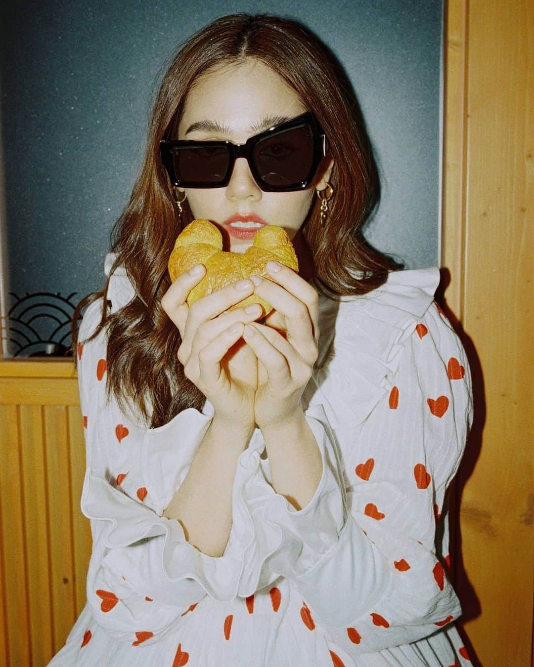 Araya Alberta Hargateのインスタグラム：「😎❤🥐」