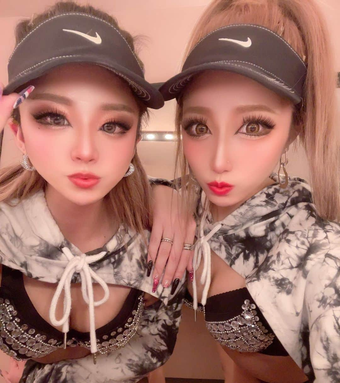 Momokaのインスタグラム：「久々のフウカとのペア🧸💗 どっちもシラフなんて かなり珍しい営業だったネ👯‍♀️  サンバイザーが個人的に 大好きカワイイ🥰💖  #札幌新名所 #ウタゲサッポロ #札幌クラブ #クラブ #ナイトクラブ #札幌 #すすきの #夜遊び #クラブ #utagesapporo #newopen #susukino #sapporo #hokkaido #nightclub #nightout #nightlife #allmix #club #party #event #gogodancer #ギャル」