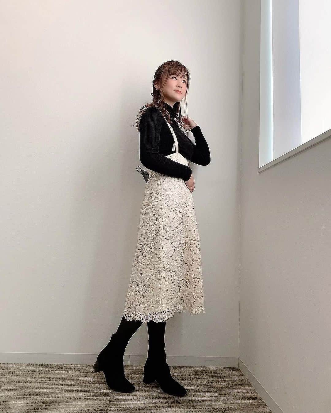 古賀文沙のインスタグラム：「・ ・ ・  制限がある中気をつけながら お仕事させていただいてます  今週もおつかれさまでした くれぐれも気をつけて お過ごしください🦔❄️  tops #uniqlo  skirt #proportionbodydressing  boots #dianashoes   ・ ・ ・  #今日のコーデ」