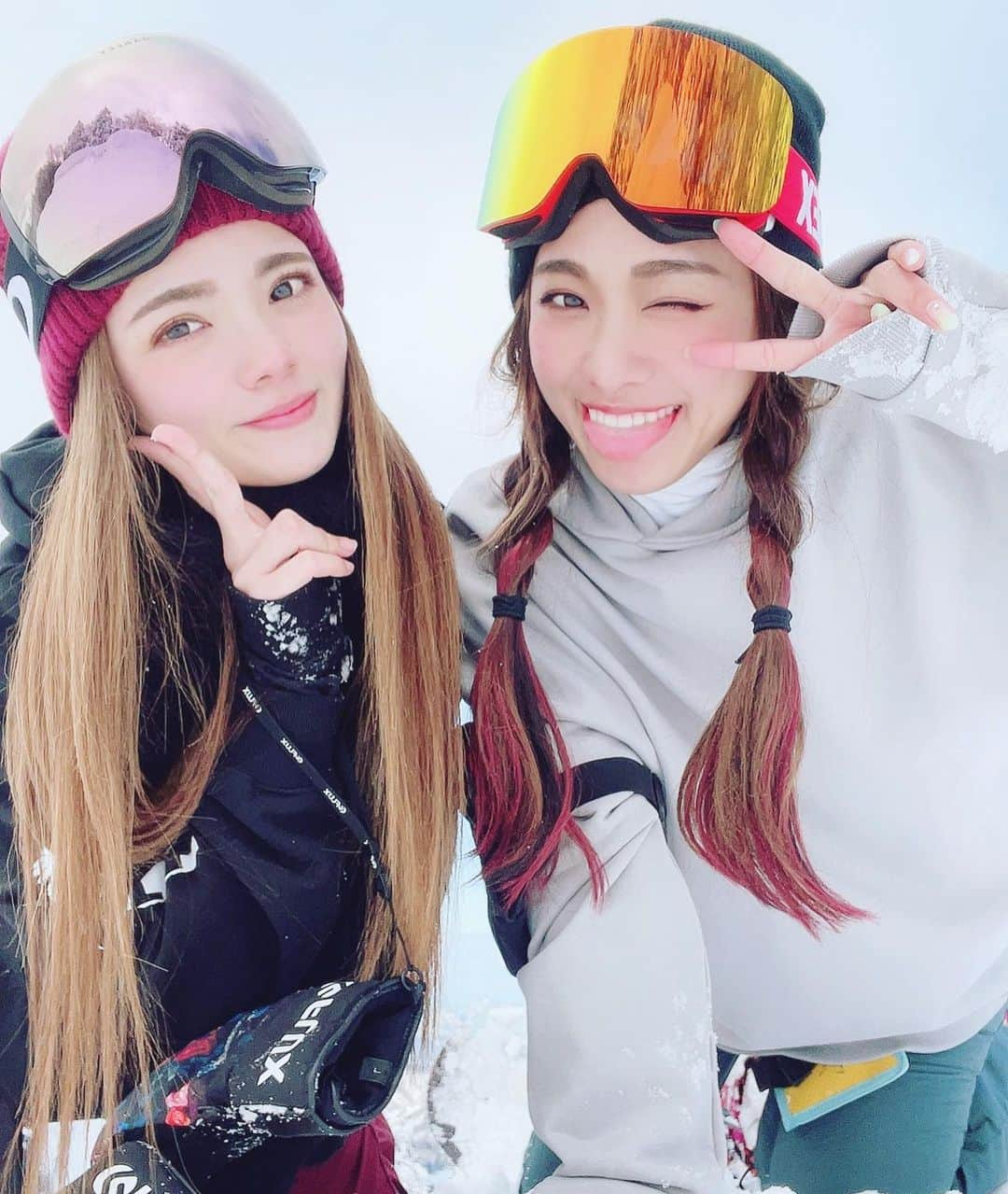 藤森マリナさんのインスタグラム写真 - (藤森マリナInstagram)「⛄️❄️✨ まりながスノボ女子だということを 知らなかった人が多いみたい😏 * * I've loved snowboarding since I was little🤞🏻👶🏼🤍 昔に比べると スノボ人口減ってるよねぇ。。 行く人いないから年々 シーズンで行く回数が減ってく(TT) ゴルフと一緒でめっちゃ気持ちいいよ〜🏂✨ * * 立ちながらビンディングつけるから その時髪の毛が邪魔なのよ あと帰るときには バシバシになって手ぐしも通らないくらいで いつも諦めてたんやけど こうすれば、視界も良好だし ぼさぼさもましなことを発見❄️💕 #三つ編みアレンジ  * * 久しぶりの全力#まりなはんウィンク 😘 * * * #snowboarding#snowboarder#snowboardgirl#flexjapan#ゴーグル#stellaviana#スノーボード#スノーボード女子#スノーボードウェア#スノボ女子#スノボ#ハチ北#アップ神鍋#奥神鍋スキー場#ゲレンデマジック#ニット帽女子#セルフヘアアレンジ#カラーエクステ#dse#まりなはんコーデ#レースクイーン」1月22日 20時13分 - maaarina0806