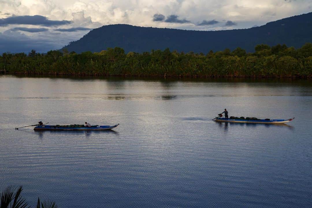 Shunsuke Miyatakeのインスタグラム：「Just before 6 a.m., two boats fishing in the river at Kampot, Cambodia.  I feel Wabi-Sabi / 侘寂 from this moment. In traditional Japanese aesthetics, Wabi-Sabi is a world view centered on the acceptance of transience and imperfection. The aesthetic is sometimes described as a Platonic Concept one of appreciating beauty that is "imperfect, impermanent, and incomplete" in nature.」