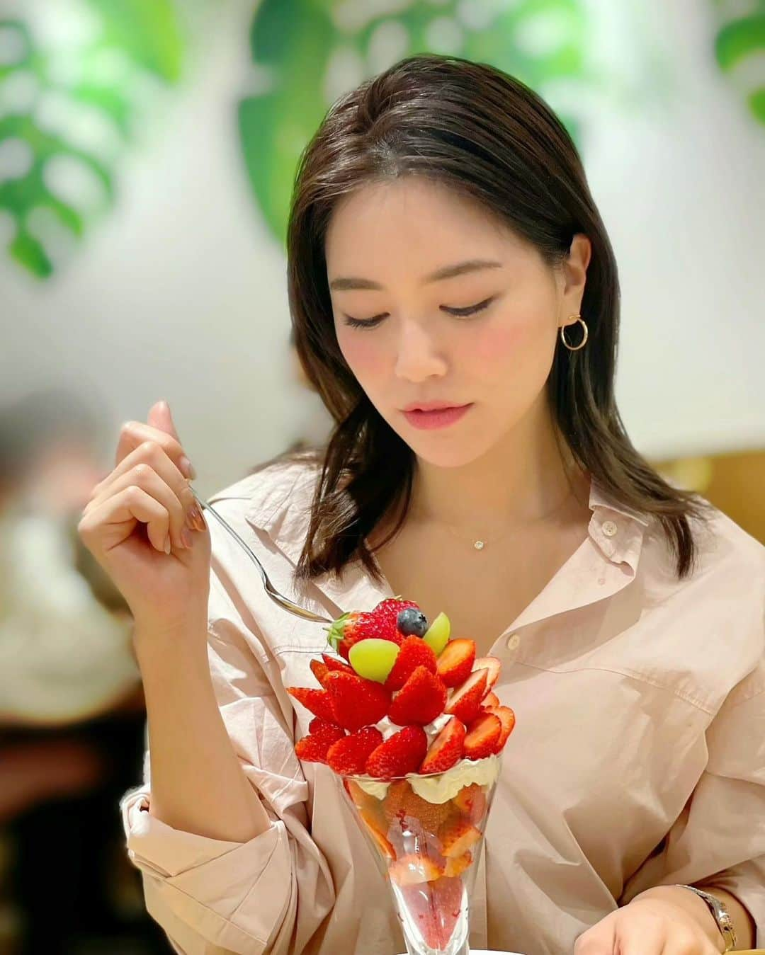 石井里奈さんのインスタグラム写真 - (石井里奈Instagram)「こんばんは🍓🍓🍓 今夜は里奈ログ🥰❤️ 大好きないちごパフェを食べにリーベルへ行った日の幸せ動画✨ . リーベルはいつも季節のフルーツのパフェがあるのですが、今だけ期間限定で2色のいちごパフェ🍓👏 とちおとめとあまおうがたっくさん🥰 . 正直8割はいちごでできてる🥺🍓 幸せすぎて笑顔もとろけました🤤🤤笑 . またご褒美で食べたい💗💗 . PR関係なく大好きなところは何度もりなまるグルメ🙆‍♀️笑　実際行って美味しかったという報告ももらえたりして嬉しいです💗 . 最近スパイファミリー🕵️‍♀️っていう漫画読み始めたんだけどすっごく面白い❣️ アーニャが可愛いの👧 今週もお疲れ様でした❤️ . #いちごパフェ #いちご #あまおう #とちおとめ #strawberry #苺 #苺好き #苺スイーツ #いちごスイーツ #スイーツ #スイーツ好き #スイーツ女子 #果実園リーベル #インスタ映えスイーツ #りなまるグルメ #果物 #フルーツ #インスタ映え #スイーツ巡り #グルメ #グルメ女子 #カフェスタグラム #目黒カフェ #目黒 #目黒グルメ #meguro #旬 #parfait #パフェ #スパイファミリー」1月22日 20時07分 - ri7tin1025