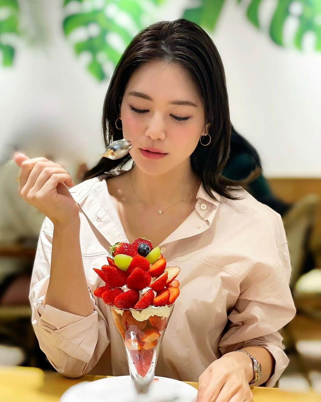 石井里奈さんのインスタグラム写真 - (石井里奈Instagram)「こんばんは🍓🍓🍓 今夜は里奈ログ🥰❤️ 大好きないちごパフェを食べにリーベルへ行った日の幸せ動画✨ . リーベルはいつも季節のフルーツのパフェがあるのですが、今だけ期間限定で2色のいちごパフェ🍓👏 とちおとめとあまおうがたっくさん🥰 . 正直8割はいちごでできてる🥺🍓 幸せすぎて笑顔もとろけました🤤🤤笑 . またご褒美で食べたい💗💗 . PR関係なく大好きなところは何度もりなまるグルメ🙆‍♀️笑　実際行って美味しかったという報告ももらえたりして嬉しいです💗 . 最近スパイファミリー🕵️‍♀️っていう漫画読み始めたんだけどすっごく面白い❣️ アーニャが可愛いの👧 今週もお疲れ様でした❤️ . #いちごパフェ #いちご #あまおう #とちおとめ #strawberry #苺 #苺好き #苺スイーツ #いちごスイーツ #スイーツ #スイーツ好き #スイーツ女子 #果実園リーベル #インスタ映えスイーツ #りなまるグルメ #果物 #フルーツ #インスタ映え #スイーツ巡り #グルメ #グルメ女子 #カフェスタグラム #目黒カフェ #目黒 #目黒グルメ #meguro #旬 #parfait #パフェ #スパイファミリー」1月22日 20時07分 - ri7tin1025