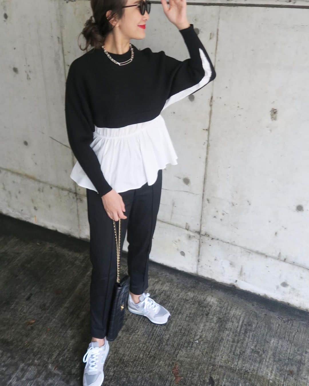 Mai Wakimizuのインスタグラム：「今日のcoordinate♡制服並に履きすぎなテーパードパンツに合わせた新作ニットはシャツとのドッキング。腕にラインが引かれてるように見えてスポーティちっく♡しっかりめのニット生地なので、体のシルエットを拾わず立体的に見せてくれます♡普段のスタイルにはスニーカー合わせがママらしく良い感じ＼(^o^)／笑  #wakkinstyle#ootd#coordinate#ママコーデ tops:#linkable @linkable_official(来週28日発売予定) pants:#linkable @linkable_official  bag:#chanel shoes:#newbalance  sunglasses:#eyevan」