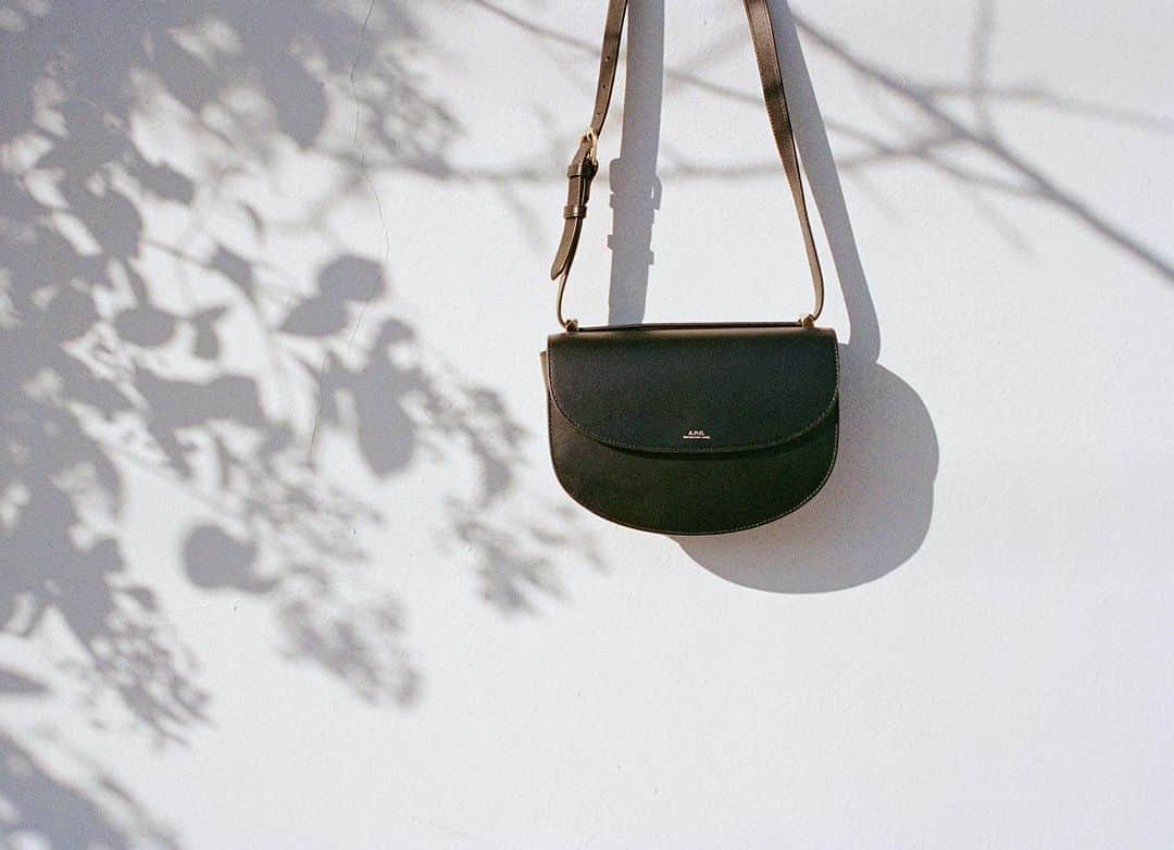 アーペーセーのインスタグラム：「A.P.C. ACCESSORIES F/W20 ⠀ ⠀ The Genève bag in black.⠀ ⠀ Available in stores and at apc.fr ⠀ ⠀ For A.P.C. Accessories campaign, Lorena Lohr was given carte blanche. Lorena travels alone, and her photos are generally devoid of people. She travelled to the Camargue region (in France) with a selection of accessories and shot them as she wished. ⠀ ⠀ Creative direction : Suzanne Koller⠀ Photography : @lorena__lohr ⠀ ⠀ #APC #APCaccessories #APCbag」