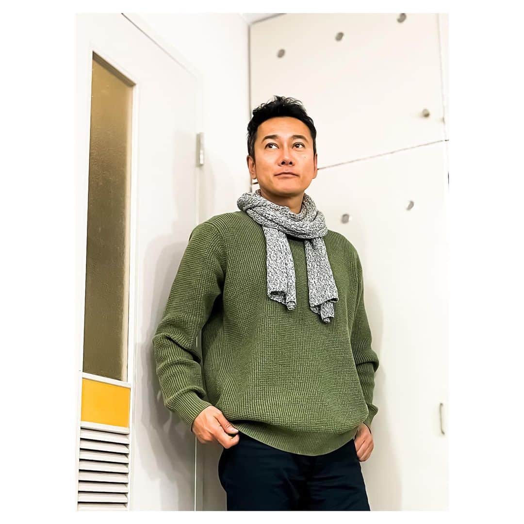 元木行哉のインスタグラム：「金曜日は『タウンニュース』🙏 本日の衣裳。﻿ ニットやセーターはざっくり、ゆる〜く着られるの、好きですね。﻿ 私服ではほぼない緑色のアイテム。﻿ 楽しい👍﻿ ﻿ #staysafe #タウンニュース #kビジョン #元木行哉 #コーデ」
