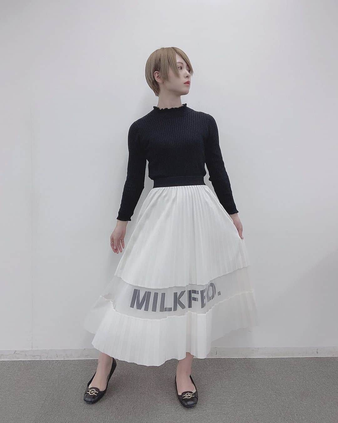 羽島めいさんのインスタグラム写真 - (羽島めいInstagram)「🤍🖤  #白黒コーデ #ミルクフェド #milkfed #ショートカット #ショートヘア #ハイトーン」1月22日 20時22分 - mei__kmyd