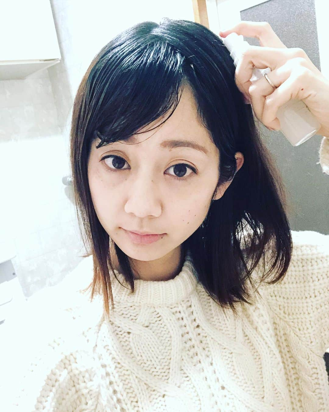 益田麻衣のインスタグラム：「乾燥がますます気になるこの時期。 子どもの乾燥もどうにかしてあげたい今日この頃。  そんなときに出会ったのがこのママアンドベビークリーム。 つけた感じは、軽めののテクスチャーで、伸びもいいし子供のお肌にも塗りやすい！ちろん子どもだけでなく、大人のハンドクリーム用としても万能なので、一石二鳥。 美肌菌配合で、乾燥から守るだけでなく、肌本来の力を育ててくれるので、継続的に使用するとなお良し◎ 市販のクリームはお肌に合わないこともあって、せっかく買ったのになーと思うことも多いけれど、高いだけのことはあるのでぜひ使って欲しいーー！！  もう一つは、頭皮の乾燥を防ぐここスカルプセラム。 頭皮の乾燥まで気にする人はなかなか少ないと思いますが、私もその1人。 このスカルプを使うまで全くと言っていいほどケアしたことがありませんでした。 でも実際使ってみると、肌の乾燥からくるかゆみがなくなったり、頭皮環境がいいのか髪にもつやが出て毎日のヘアセットも楽に。 自分はもちろん、子どもや旦那さんとも一緒に使ってみてください！  #ここラボスカルプセラム #スカルプセラム #頭皮用美容液 #頭皮ケア #b8ta #ここラボ #スキンケア #こころからだあんしんラボ #ママアンドベビーケアクリーム #美肌菌 #ambassador #2児ママ」