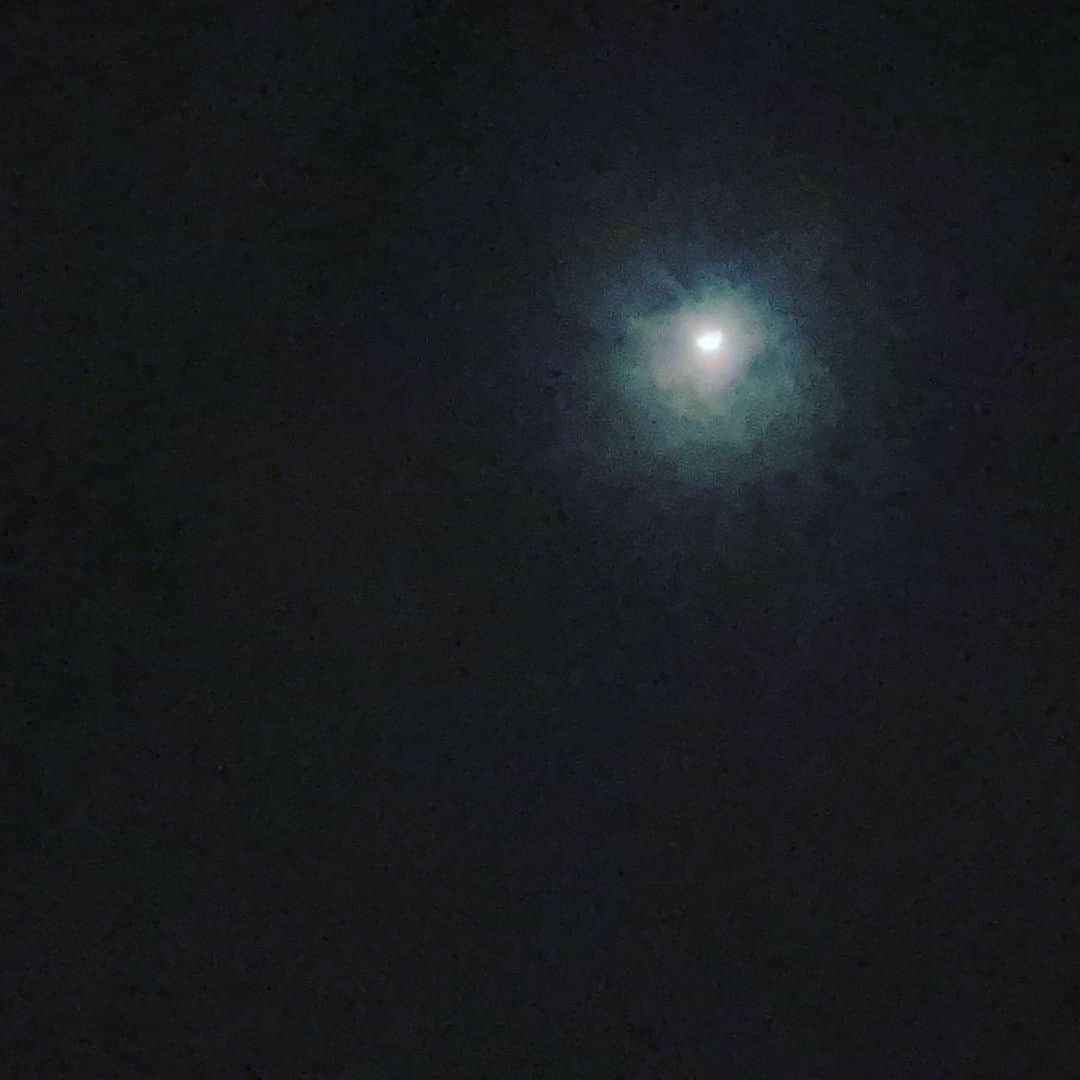 のインスタグラム：「プペルのお話みたいに、 どんより空の向こうに光が！ お話の中ではお星さまだけど、 私の大好きなお月様が顔を出してくれた☺️ ありがとう。 優しい気持ちになれました！  今夜も17配信よかったら遊びにきてね！」