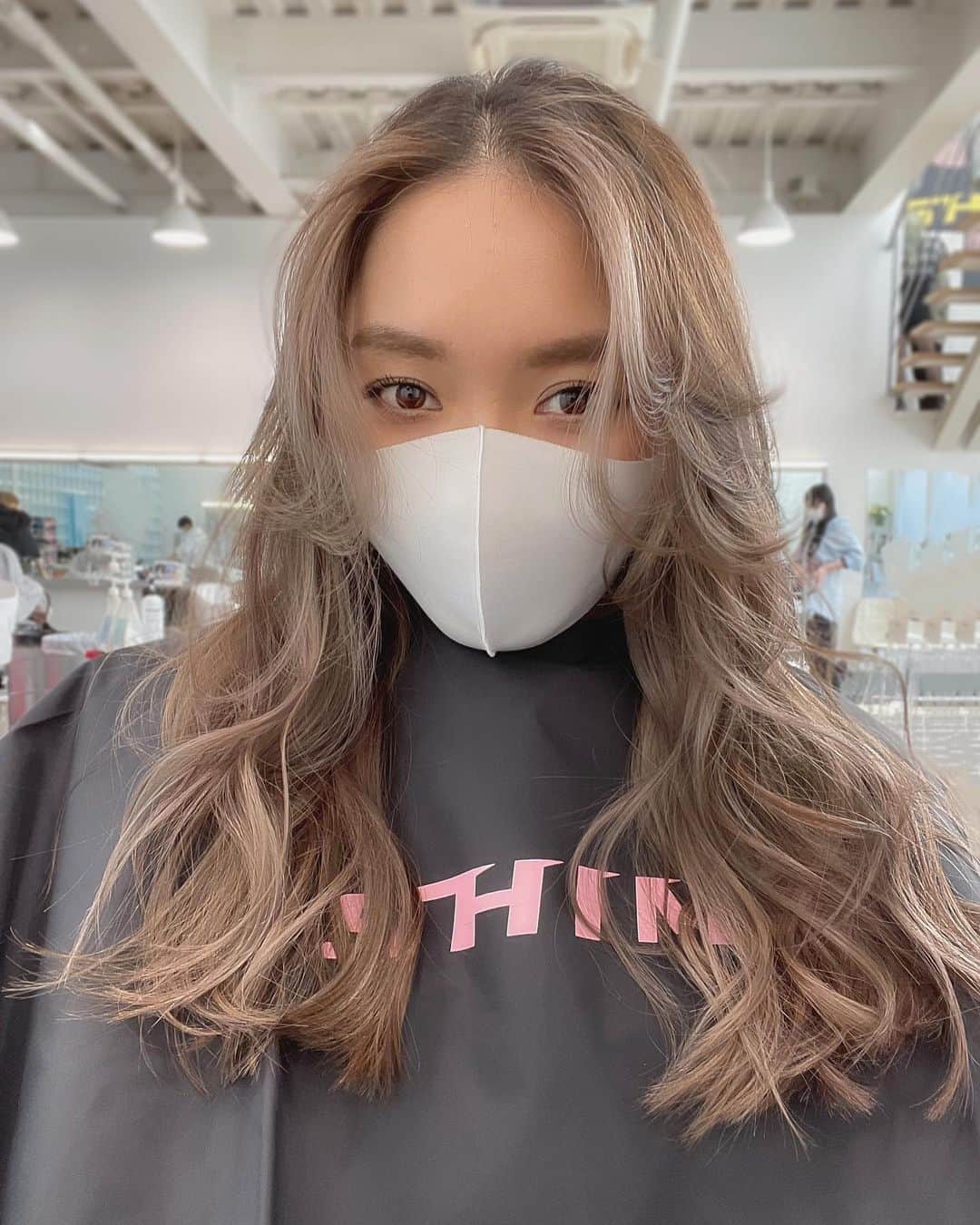神能裕貴のインスタグラム：「🌫ラフで色気のある海外ヘアー🌫 . . 【エフォートレスカット】 ◉ラフに決まるセットも簡単なカット. ◉ハンパ丈のbangsで色気を演出！ ◉飾らず、抜け間のある雰囲気に！ ◉軽やかで美しい女性. . . 【海外ラフハイライト】 ◉根元は暗めでクールな印象&後がラク. ◉毛先へのグラデーションで顔が明るく見え、肌が綺麗に見える！ ◉bangsに入るハイライトでお顔のハイライト効果を実感! ◉自信と魅力のある女性.  以上の効果が期待できます💫  #effortlesscut#balayage#highlight#shadowroot#ombre #オンブレ#オンブレカラー#ハイライト#バレイライト#バレイヤージュ#海外ヘアー#リアル海外ヘアー#ラフカット#エフォートレスカット#ラフで適当がカッコいい#ラフで色気のあるヘアー#キャメルブラウン#SHIMA#色気#セクシー#sexy#ラフ#クール#髪型ではなく色気を買う時代」
