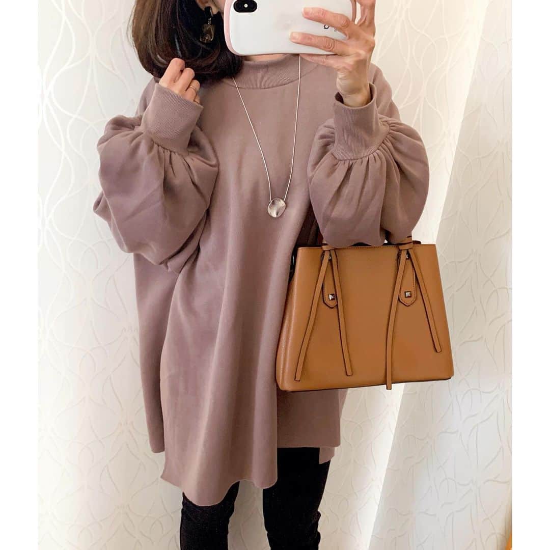 09yumi27のインスタグラム：「＊ ＊ 今日のコーデ ＊ @fifth_store #裏起毛オーバーサイズロングスリットプルオーバー 裏起毛でぬくぬく🐑 スリットが深いのもオシャレ❤️ @editsheen_store #ハンドルロングストラップスクエアバッグ どちらも60%OFF👏😍 ＊ ＊ #今日のコーデ#ママコーデ#ママファッション#ootd#fashion#instafashion#プチプラコーデ#プチプラファッション#着回し#着回しコーデ#ホットママタウン#ママスタ冬コーデ#スナップミー#ootd部#fifth#fifthtl#フィフス#カジュアル#スウェット#低身長コーデ #editsheen#エディットシーン#bag#バッグ#locari#ponte_fashion ＊ ＊」