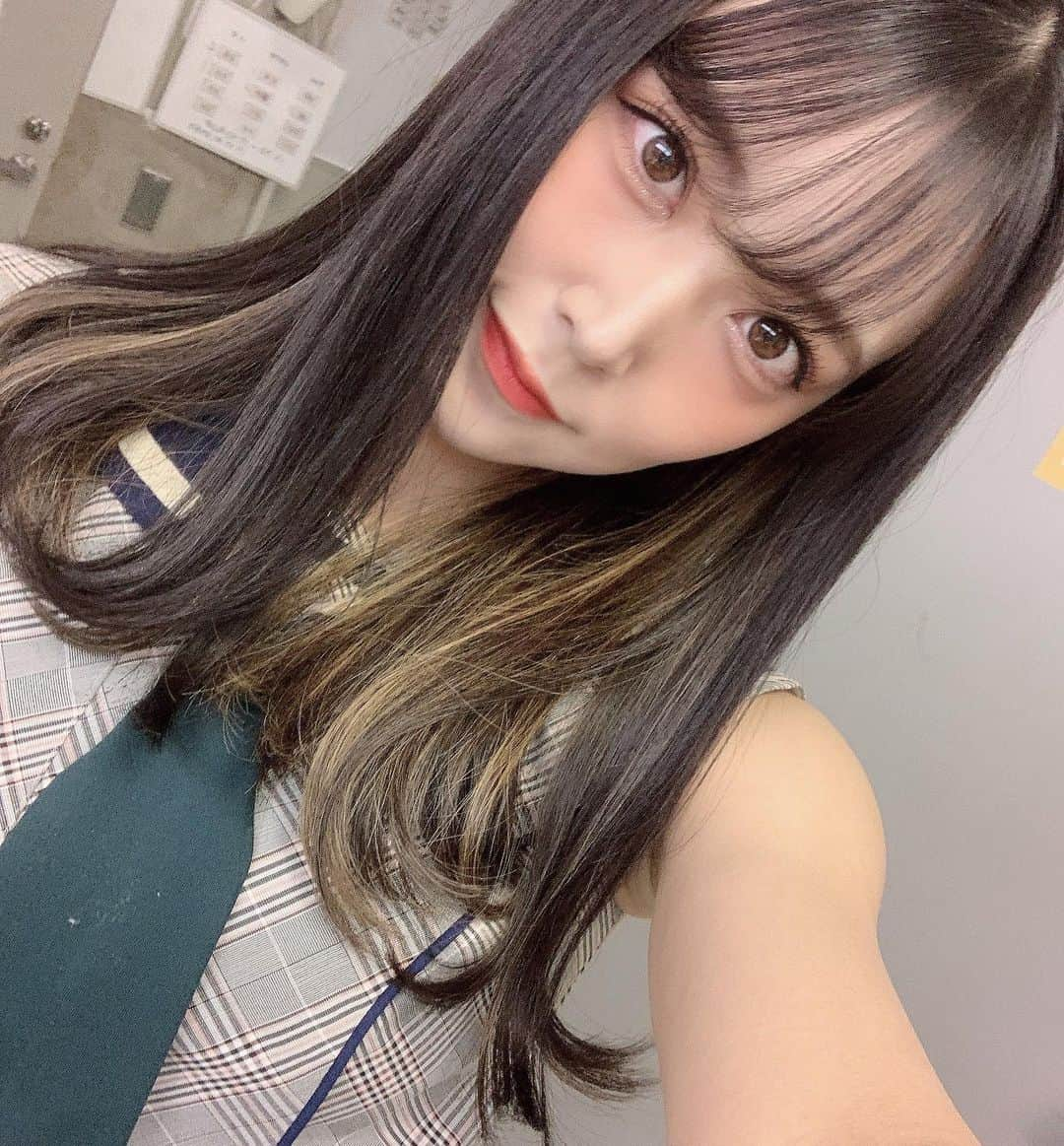 白間美瑠さんのインスタグラム写真 - (白間美瑠Instagram)「TeamM 誰かのために公演！ 千秋楽！ ありがとうございました☺️ ・ ・ NMB48になって、はじめて頂いた公演が『誰かのために公演』そして、時がたって今もこうして誰かのために公演が出来ている事がすごく感慨深いです🥺私を沢山成長させてくれて、自信をくれた公演！輝かせてくれた衣装、ステージ、本当に感謝でいっぱいです！！ ・ 大好きなチームM、笑顔いっぱいで千秋楽を迎える事が出来て幸せです！本当にありがとう❤️ チームMを愛して下さり、応援して下さった大好きなみなさん！ありがとうございました！ ・ さてさて、、お次は、、、 #ナンバトル　🔥🔥🔥 #戦いじゃ〜 #Bしか勝たん #みっくすじゅーす　の #時代じゃ〜　笑 #NMB盛り上がれ〜」1月22日 20時18分 - shiro36run