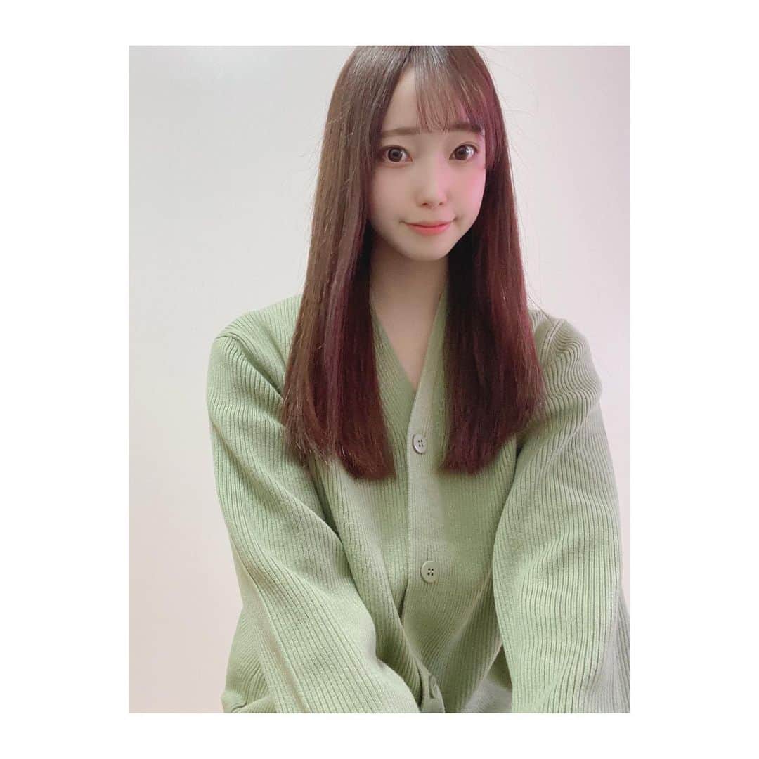 のインスタグラム：「まだまだ寒いですが、少しでも春らしくなりたくて緑を🍀  冬服のセールを見に行ったはずなのに、まだ着られないであろう春服の新作を買ってしまいがちです👗笑 意外とあるあるなんでしょうか…？  今日も1日お疲れ様でした💐🧸」