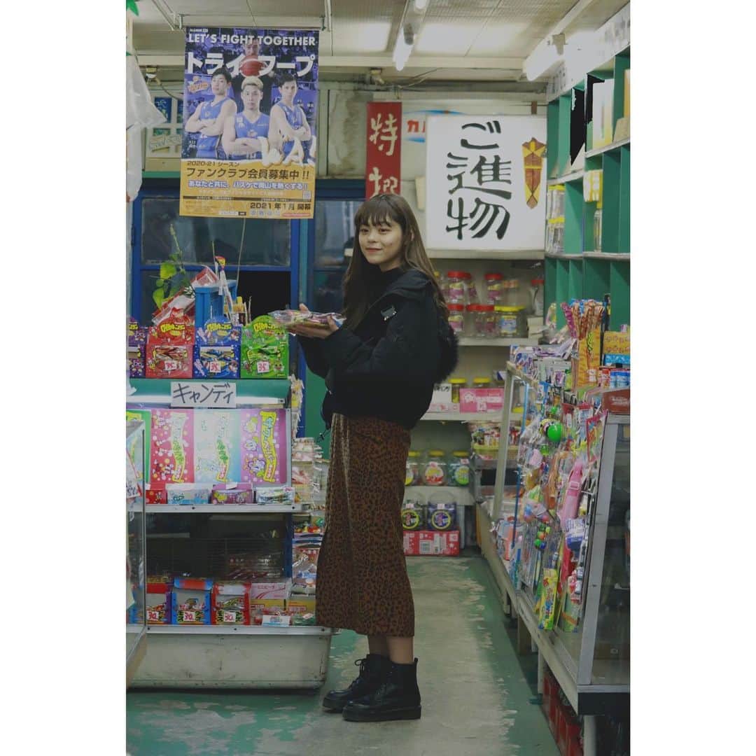 川田明日未のインスタグラム：「お菓子大好き人間です。🍭  #駄菓子屋  #岡山  #奉還町  #撮影モデル #ロングヘア  #ロングヘアスタイル  #グミ #sly  #レトロ」