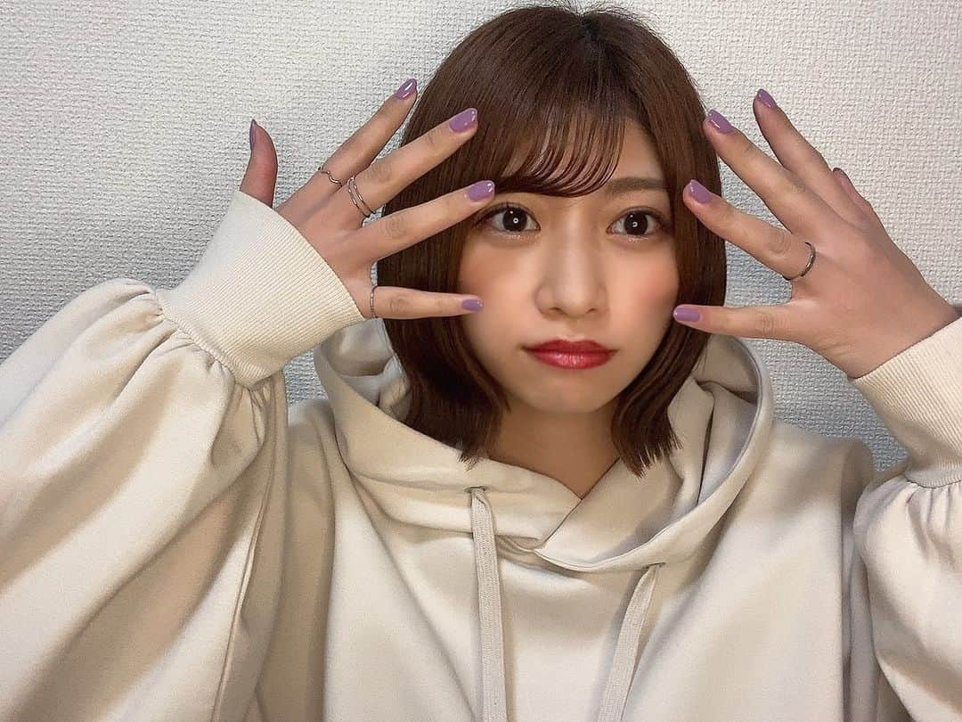 藤原あずささんのインスタグラム写真 - (藤原あずさInstagram)「. オニューネイルです✌️ 次何色にしよかなーーーー？ バレンタイン近いしブラウンとか？　 チョコレートみたいな色がいいね〜🤎 #ジェルネイル　#ネイル #パラジェルネイル #パープルカラー #パープルネイル #パープル #藤原あずさ」1月22日 20時31分 - fujiwara_azusa510