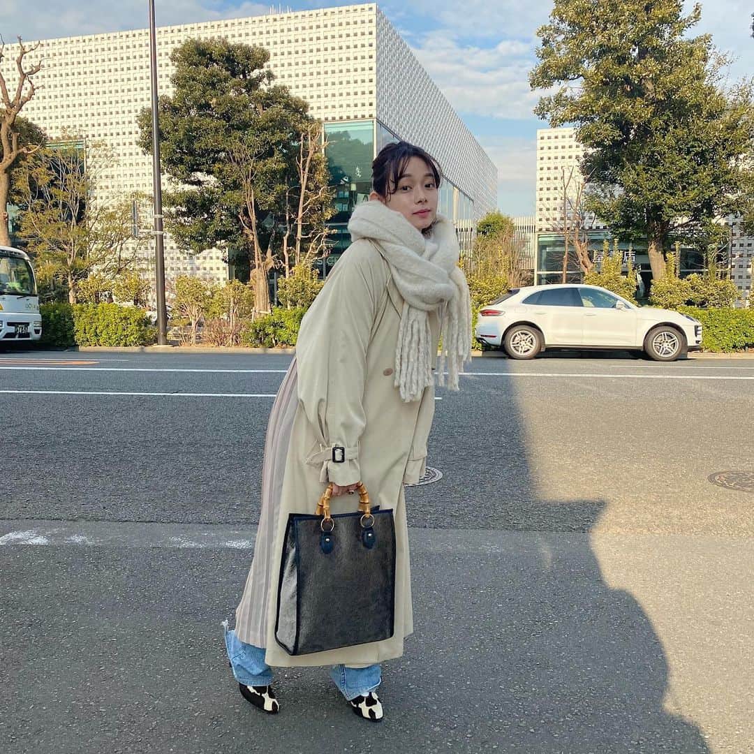 のインスタグラム：「久々の私服。 今日は暖かくて幸せだった〜🌞 はやく春にならないかなぁ。  低身長だけどロング丈がすき。 151cmでっす  (写真の時だけマスク外しています)  #ootd #マナカのフク」