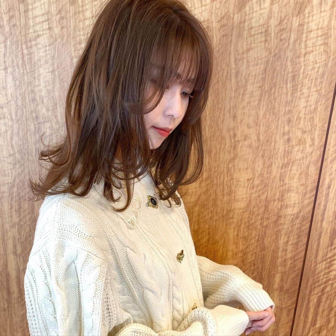 YU-U（工藤由布）さんのインスタグラム写真 - (YU-U（工藤由布）Instagram)「えりちゃんバッサリ✂︎ 人生初のブリーチは細めにハイライトにしたよ🚩 久しぶりに会えたのに久しぶりな気がしなかったよぉ😚 楽しかったなぁ〜😌🤍 世の中色々落ち着いたらやりたいことたくさんしようね👌🏻💓 任せてくれてありがとう🥺🤍 ・・・ #uアレンジ #uコテ巻き #ハイライトベージュ」1月22日 20時24分 - nyan22u22nyan